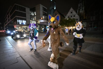 Vom Mensch zum Fabeltier: Was hinter Furry Fandom steckt - Beim sogenannten Suitwalk wollen die Furrys Farbe in den grauen Alltag der Menschen bringen. (Archivbild)