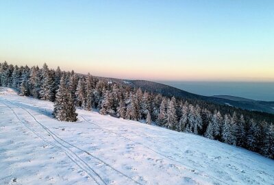 Vom meteorologischen Frühlingsanfang ist im Erzgebirge nichts zu spüren -  Am Abend gibt es zudem tolle Sonnenuntergänge zu bestaunen, wie heute am Fichtelberg. Foto: Bernd März