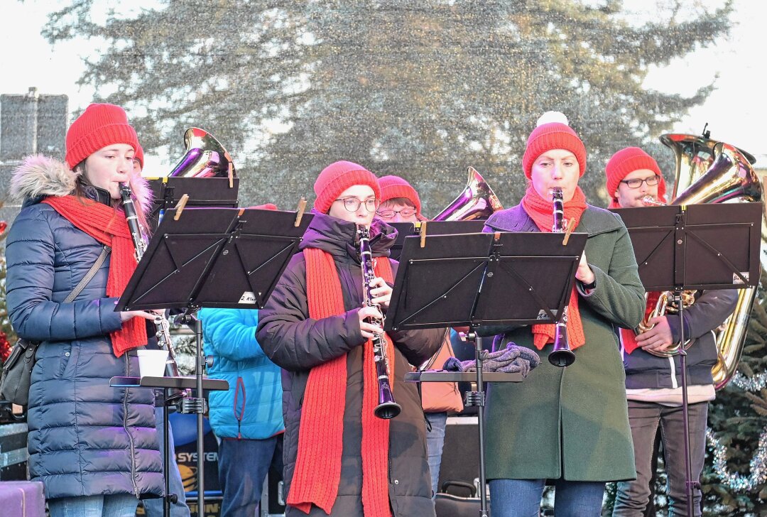 Vom Pionierblasorchester zur Institution im Erzgebirge: Musikanten feiern 60-jähriges Bestehen - Regional gestalten die Meinersdorfer einige Konzerte übers Jahr - auch beim Weihnachtsmarkt in Thalheim sind sie jedes Jahr mit dabei. Foto: Ramona Schwabe