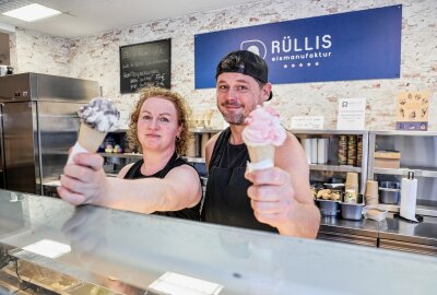 "Vom Softeis zur Manufaktur: Warum diese Eismanufaktur in Chemnitz so beliebt ist - Nadine und Peter Rülke betreiben seit 2021 ihre "Rüllis Eismanufaktur". Foto: Peggy Schellenberger