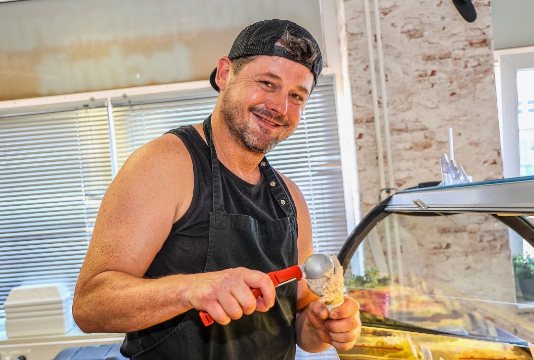 "Vom Softeis zur Manufaktur: Warum diese Eismanufaktur in Chemnitz so beliebt ist - Peter Rülke serviert das köstliche Milcheis. Foto: Peggy Schellenberger