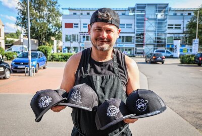 "Vom Softeis zur Manufaktur: Warum diese Eismanufaktur in Chemnitz so beliebt ist - Für kühle Köpfe: Die Basecap-Kollektion der Eismanufaktur. Foto: Peggy Schellenberger