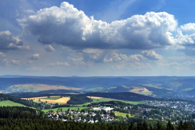 Blick vom Spiegelwaldturm: Oben angekommen liegt einem das gesamte Erzgebirge zu Füßen.