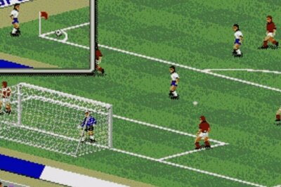 Von Anfang bis Ende, vom Pixel-Kick zur Milliarden-Marke, von "FIFA" bis "EA Sports FC" - "FIFA Soccer 95" erschien exklusiv für den Mega Drive von Sega. Optisch hatte sich nicht viel getan, inhaltlich sehr wohl: Der virtuelle Kader wurde um Vereinsmannschaften mehrerer internationaler Ligen erweitert.