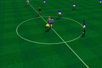 Von Anfang bis Ende, vom Pixel-Kick zur Milliarden-Marke, von "FIFA" bis "EA Sports FC" - Während man bei den ersten beiden Teile aus einer isometrischen Perspektive spielte, bot "FIFA Soccer 96" echte 3D-Grafik. Ebenfalls neu: Reale Spielernamen wurden angezeigt.