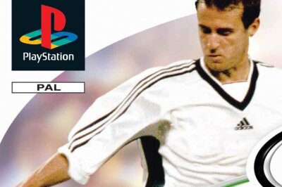 Von Anfang bis Ende, vom Pixel-Kick zur Milliarden-Marke, von "FIFA" bis "EA Sports FC" - Auf dem Cover der deutschen Version von "FIFA 2000" beackert Mehmet Scholl das Grün.