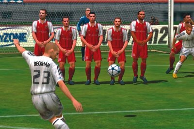 Von Anfang bis Ende, vom Pixel-Kick zur Milliarden-Marke, von "FIFA" bis "EA Sports FC" - Kick it like Beckham! Neu in "FIFA 2005" war die "First Touch"-Steuerung, die das Vorlegen des Balls, Abstoppen und Tricks erlaubte.