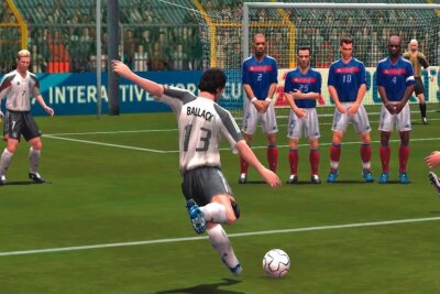 Von Anfang bis Ende, vom Pixel-Kick zur Milliarden-Marke, von "FIFA" bis "EA Sports FC" - Der Karrieremodus wurde für "FIFA 06" deutlich erweitert. Wer sein Talent eher abseits des Rasens sah, konnte dies im Manager-Modus beweisen. Neu: Die Chemie musste stimmen - denn die Zusammensetzung des Teams wirkte sich auf die Stärke der Truppe aus.