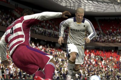 Von Anfang bis Ende, vom Pixel-Kick zur Milliarden-Marke, von "FIFA" bis "EA Sports FC" - Zu den unterstützten Plattformen kamen Nintendo Wii und die PlayStation3 dazu. Vor allem für Letztere wurde die Grafik überarbeitet. Auch neu: der "Be a Pro"-Modus. Darin konnte man erstmals die Geschicke eines einzelnen, selbst erstellten Spielers lenken - Fußball aus Schulterperspektive war jedoch ziemlich ungewöhnlich.