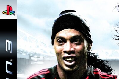 Von Anfang bis Ende, vom Pixel-Kick zur Milliarden-Marke, von "FIFA" bis "EA Sports FC" - Und schon wieder Ronaldinho auf dem Cover! Zu seiner Rechten: Kevin Kuranyi.