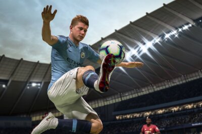 Von Anfang bis Ende, vom Pixel-Kick zur Milliarden-Marke, von "FIFA" bis "EA Sports FC" - Und natürlich wurde in "FIFA 19" weiter an Gameplay, Steuerung und Grafik geschraubt, um alles noch authentischer und geschmeidiger wirken zu lassen! Für Profis wurde die Funktion "Timed Finishes" eingeführt, die Torschüsse bei exzellentem Timing noch gefährlicher macht.