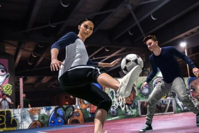 Von Anfang bis Ende, vom Pixel-Kick zur Milliarden-Marke, von "FIFA" bis "EA Sports FC" - Kicken auf Kleinfeldern und in Käfigen, Mann gegen Frau - und am Ende siegt der Style. "FIFA 20" bringt mit dem "Volta Football"-Modus ein trickreiches Spielerlebnis, das man aus alten "FIFA Street"-Spielen kennt. 