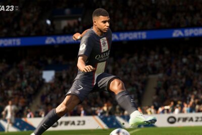 Von Anfang bis Ende, vom Pixel-Kick zur Milliarden-Marke, von "FIFA" bis "EA Sports FC" - Die "FIFA"-Abschiedsvorstellung bot allerdings großen virtuellen Sport bieten. Hauptgrund waren die HyperMotion2-Technologie und ein Physiksystem, die zusammen mehr Realismus denn je bei den Animationen und im Gameplay boten. Darüber hinaus waren plattformübergreifende Duelle möglich - zumindest, wenn die Systeme der gleichen Generation entspringen. Sprich: PS5-Besitzer konnten gegen Xbox-Series-X/S-Spieler antreten - nicht aber gegen PS4- oder Xbox-One-Nutzer.