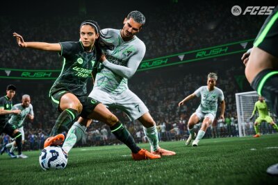 Von Anfang bis Ende, vom Pixel-Kick zur Milliarden-Marke, von "FIFA" bis "EA Sports FC" - Die Mixed-Duelle sind auch Teil von "EA Sports FC 25". Neu sind dagegen Jan Platte (DAZN) und Florian Schmidt-Sommerfeld ("ran NFL") als deutsche Kommentatoren sowie der "Rush"-Modus, der von der Community gefeiert wird. Dabei handelt es sich um rasante 5vs5-Kleinfeld-Matches mit modifizierten Regeln, die den Straßenfußball "Volta" aus dem Vorgänger ablösen.