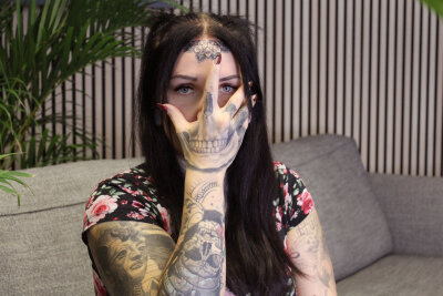 Von Dämonentattoos und der satanischen Bibel: Jenny (32) aus Hainichen liebt es düster - Jenny (32) aus Hainichen ist Zweifach-Mama und hat einen Hang zur Dunkelheit.