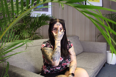 Von Dämonentattoos und der satanischen Bibel: Jenny (32) aus Hainichen liebt es düster - Jenny liebt düstere Tattoos, so auch den Skull auf ihrer Hand. Man sagte ihr, sie solle mehr lachen. Deshalb hat sie sich ihr "Lächeln" auf die Hand tätowiert.