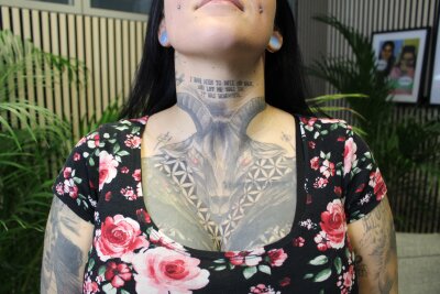 Von Dämonentattoos und der satanischen Bibel: Jenny (32) aus Hainichen liebt es düster - Auf Jennys Decollete sieht man einen Dämon.