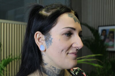 Von Dämonentattoos und der satanischen Bibel: Jenny (32) aus Hainichen liebt es düster - Sie taut sich das, was viele nicht wagen: Gesichttattoos.