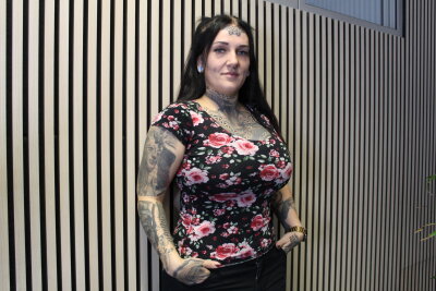 Von Dämonentattoos und der satanischen Bibel: Jenny (32) aus Hainichen liebt es düster - Eigentlich hatte die Staplerfahrerin den Plan mit 30 Jahren bereits komplett tätowiert zu sein. Das hat sie fast geschafft. 