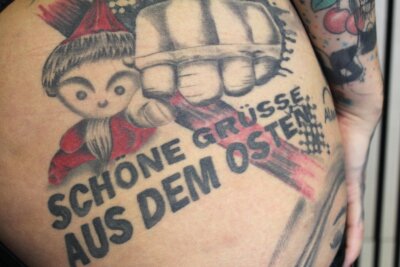 Von Dämonentattoos und der satanischen Bibel: Jenny (32) aus Hainichen liebt es düster - Ein besonderes Tattoo ziert Jennys Pobacke.