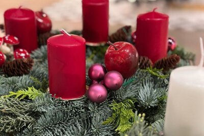 Von der Kürbisausstellung zur Polarreise: Weihnachtsevents in Oskarshausen - Auch einen Weihnachtskranz kann man selbst gestalten.