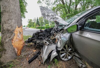 Von Fahrbahn abgekommen: PKW kollidiert frontal mit Baum - Am Donnerstagnachmittag kam es zu einem Verkehrsunfall in Pleißa, bei dem ein Fahrzeug von der Fahrbahn abkam und mit einem Baum zusammenstieß. Foto: Andreas Kretschel