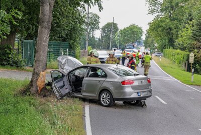 Von Fahrbahn abgekommen: PKW kollidiert frontal mit Baum - Am Donnerstagnachmittag kam es zu einem Verkehrsunfall in Pleißa, bei dem ein Fahrzeug von der Fahrbahn abkam und mit einem Baum zusammenstieß. Foto: Andreas Kretschel