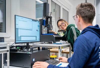 Von Freiberg aus ins Weltall: neuer Studiengang "Space Resources" - Studierende lernen in hervorragend ausgestatteten Laboren und Technika, wie geo- und ingenieurswissenschaftliche Grundlagen auf die Bedingungen im Weltall übertragen werden können. Foto: TU Bergakademie Freiberg / C. Mokry