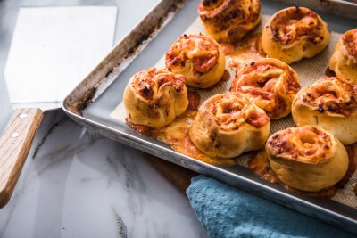 Von Käserand bis Kürbiscreme: Pizza mal anders - Pizzaschnecken sind köstliche kleine Snacks, perfekt für viele Gelegenheiten.