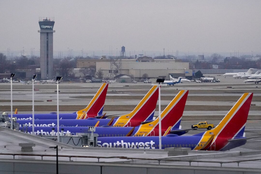 Von Kugel getroffen: Flugzeug in den USA bricht Start ab - Die Kugel schlug nahe dem Cockpit ein. (Symbolbild)