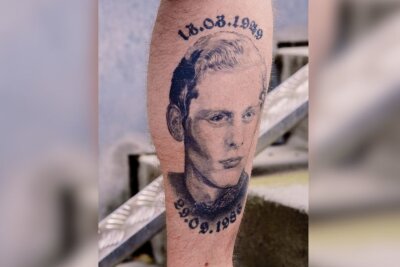 Von Liebe, Verlust und Wikingern: Gunnar(47) aus Chemnitz erzählt seine Geschichte durch Tattoos - Sein absolutes Lieblingstattoo ist das Portrait seines Vaters. Dieser nahm sich das Leben als er neun Jahre alt war.