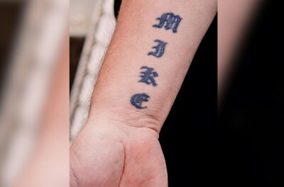 Von Liebe, Verlust und Wikingern: Gunnar(47) aus Chemnitz erzählt seine Geschichte durch Tattoos - Seine drei Söhne - Pierre, Björn und Mike- sind in einem einheitlichen Schriftzug auf seinen Armen verewigt.