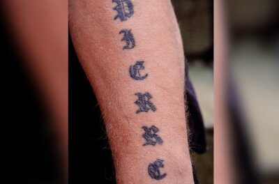 Von Liebe, Verlust und Wikingern: Gunnar(47) aus Chemnitz erzählt seine Geschichte durch Tattoos - Seine drei Söhne - Pierre, Björn und Mike- sind in einem einheitlichen Schriftzug auf seinen Armen verewigt.