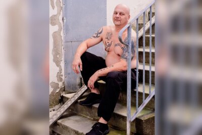 Von Liebe, Verlust und Wikingern: Gunnar(47) aus Chemnitz erzählt seine Geschichte durch Tattoos - "Die old englische Schrift mag ich", erzählt Gunnar. 