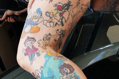 Von Mickey Mouse bis Saw: Sandy (40) aus dem Erzgebirge ist unterwegs mit Filmhelden und der Familie - Sandy liebt Tattoos, die film- und comicbezogen sind.