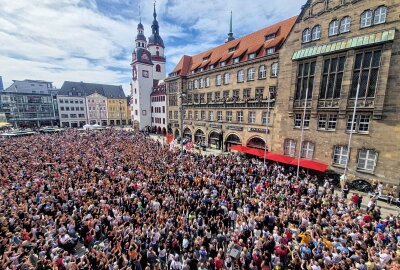 Von Nationalhelden zu Hassobjekten: Der emotionale Druck im Sport - So viele Fans kamen, um die Chemnitzer Basketballmannschaft nach dem gewonnen Europecup zu empfangen. Foto: Peggy Schellenberger