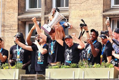 Von Nationalhelden zu Hassobjekten: Der emotionale Druck im Sport - Von solchen Bildern der Niners kann der CFC nur träumen. Die Fußballmannschaft aus Chemnitz ist nicht sehr erfolgreich wie die Basketballmannschaft. Foto: Peggy Schellenberger