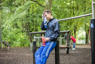 Von Trinkwasser bis Mineralwasser: So gesund ist Wasser trinken - Beim Sport schwitzen wir viele Mineralstoffe aus.