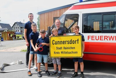 Vor dem Feiern geht es zum Einsatz - Die Mitglieder der Jugendfeuerwehr um ihre beiden Chefs Lena Winkler und Benjamin Kubay haben eine hoffnungsvolle Zukunft: Am 25. Mai wurde das neue Gerätehauses der Freiwilligen Feuerwehr Cunnersdorf eingeweiht. Foto: Knut Berger