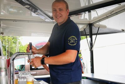 Vor dem Feiern geht es zum Einsatz - Der Cunnersdorfer Feuerwehrmann Matthias Ullrich zählte zu den vielen Helfern, die beim Familienfest am Samstag mit anpackten. Foto: Knut Berger