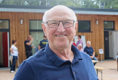 Vor dem Feiern geht es zum Einsatz - Hat große Freude über den Neubau: Ex-Wehrchef Thomas Eichhorn. der 73-Jährige ist noch heute aktiver Feuerwehrmann. Foto: Knut Berger