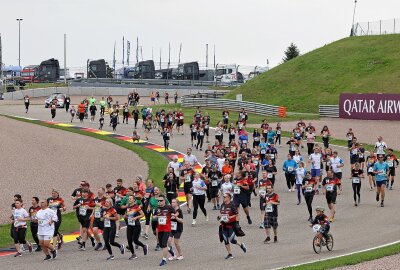 Vor Motorkraft war Muskelkraft gefragt: Läufer erobern den Sachsenring - 40.000 Euro für das Universitätsklinikum Leipzig/Transplantationszentrum. Foto: Andreas Kretschel