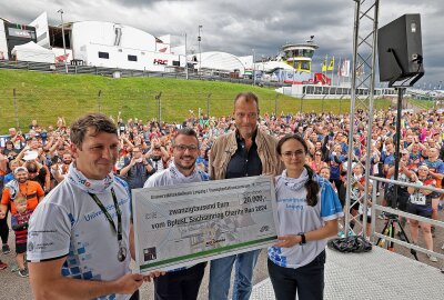 Vor Motorkraft war Muskelkraft gefragt: Läufer erobern den Sachsenring - 40.000 Euro für das Universitätsklinikum Leipzig/Transplantationszentrum. Foto: Andreas Kretschel