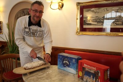 Vorbereitungen auf Hochtouren: So schön wird der Freiberger Weihnachtsmarkt - Paul Schaarschmidt schneidet den Silberstollen des Familienunternehmens Schaarschmidt an. Foto: Renate Fischer