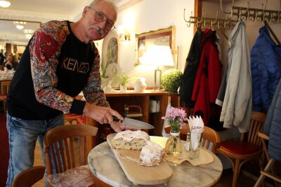 Vorbereitungen auf Hochtouren: So schön wird der Freiberger Weihnachtsmarkt - Seniorchef Oliver Härtig schneidet den Bergmannsstollen des Familienunternehmens Härtig aus Brand-Erbisdorf an. Foto: Renate Fischer