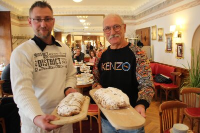 Vorbereitungen auf Hochtouren: So schön wird der Freiberger Weihnachtsmarkt - Paul Schaarschmidt und Oliver Härtig präsentieren die Stollen ihrer Familienunternehmen. Foto: Renate Fischer