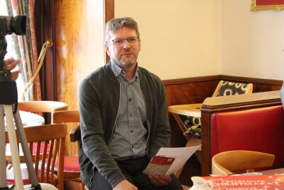 Vorbereitungen auf Hochtouren: So schön wird der Freiberger Weihnachtsmarkt - Joachim Krahl- Pastor der Freiberger Pfingstgemeinde und Organisator der Kleinen Bergwerkstatt auf dem Freiberger Christmarkt in der Rathausgarage. Foto: Renate Fischer