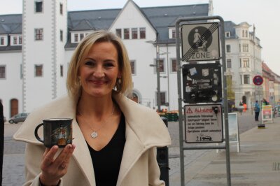 Vorbereitungen auf Hochtouren: So schön wird der Freiberger Weihnachtsmarkt - Anja Tittel- Grafik Design und Illustration-gestaltete in diesem Jahr das Dippl und präsentiert es vor dem Freiberger Rathaus. Foto: Renate Fischer