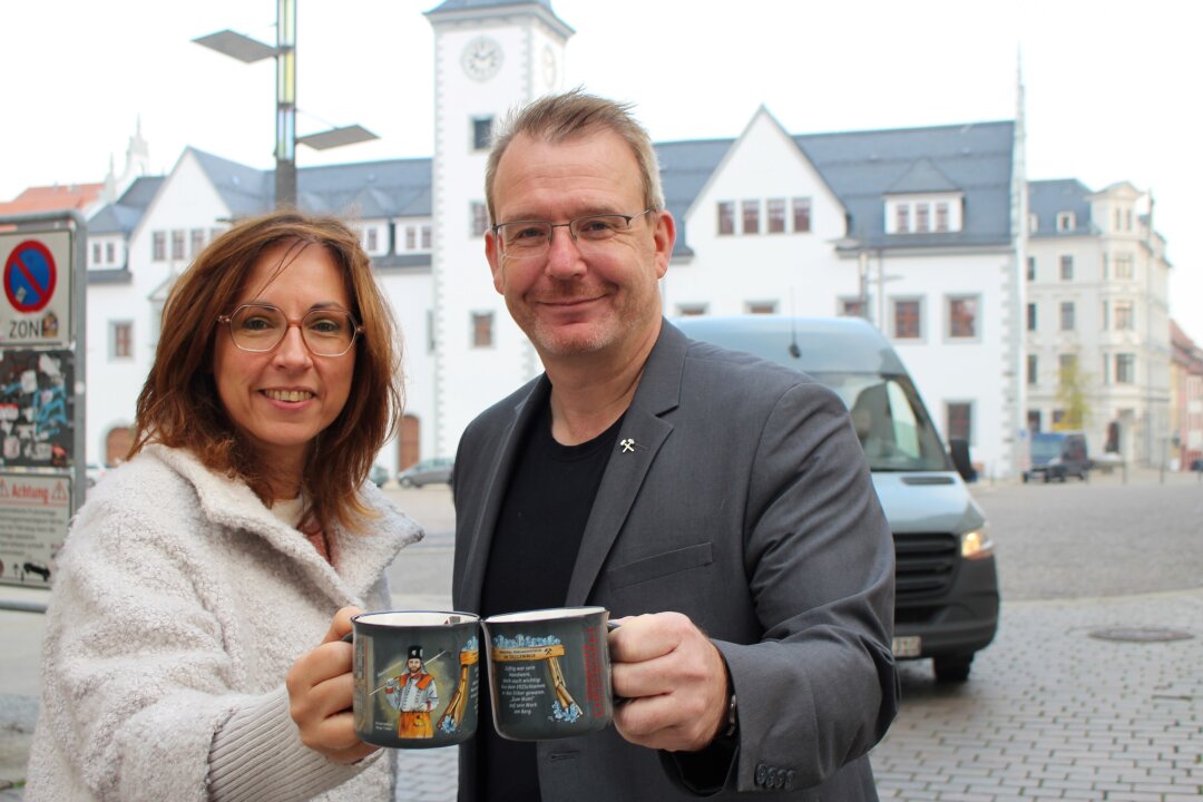 Vorbereitungen auf Hochtouren: So schön wird der Freiberger Weihnachtsmarkt - Amtsleiterin Kultur-Stadt-Marketing Anja Fiedler und Oberbürgermeister Sven Krüger präsentieren das neue Freiberger Dippl. Foto: Renate Fischer