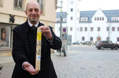 Vorbereitungen auf Hochtouren: So schön wird der Freiberger Weihnachtsmarkt - Heiko Götze- Vorsitzender der Historische Freiberger Berg- und Hüttenknappschaft e.V. präsentiert die Sammelpins mit den historischen Berufen am Staffelstab. Foto: Renate Fischer